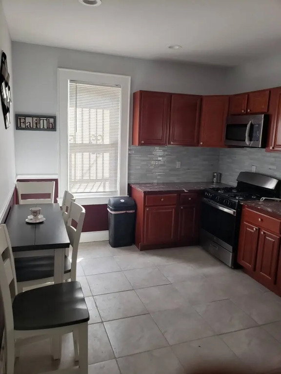 Lovely 3 Bedroom Apt With Parking On Premises