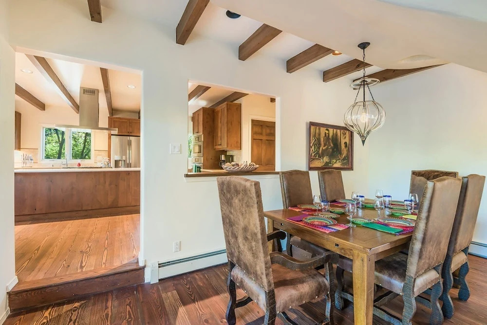 Encantada - Spacious and Luxurious Home, Walk to The Plaza