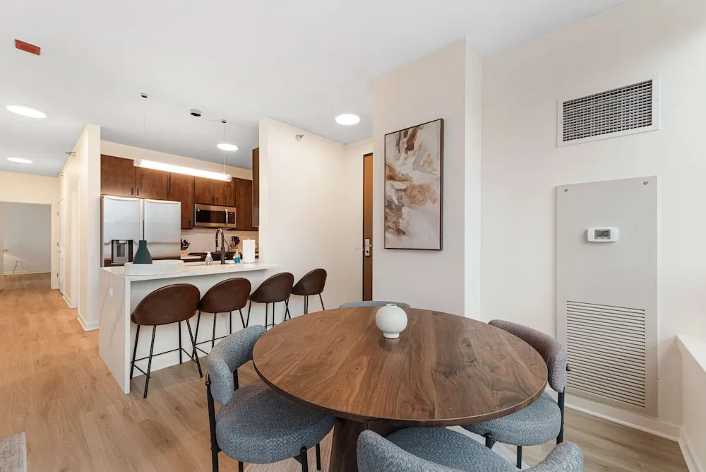 Brand-new 3BR City Views Prime West Loop Spot
