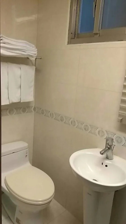 Meets Happy Hotel