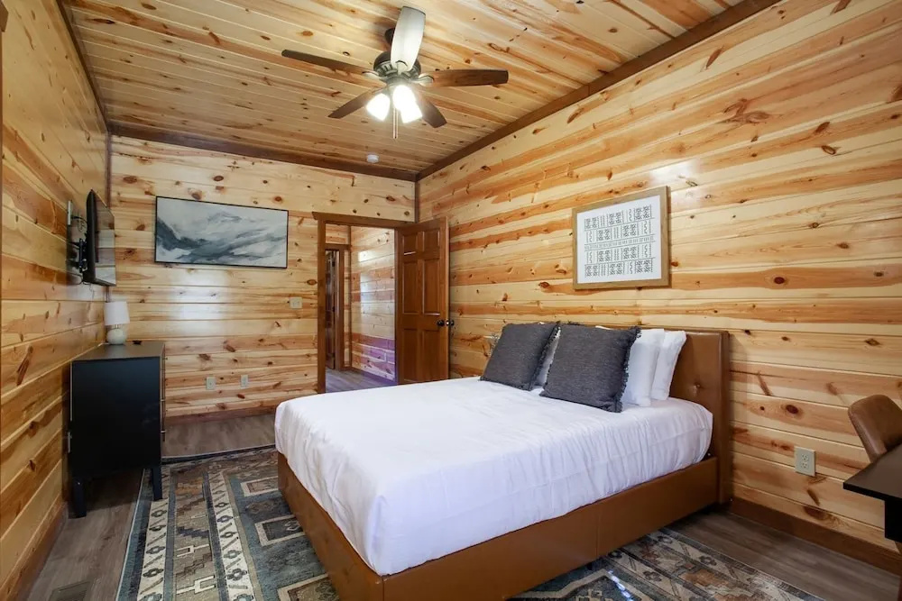 Splash Of Gatlinburg 6 Bedroom Cabin by RedAwning