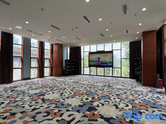 Yijia Hot Spring Resort Hotel (Jiezi Ancient Town Shop)