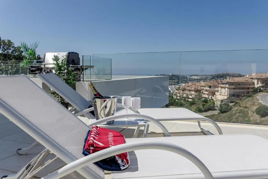 LMR1- Modern penthouse, private pool, families only
