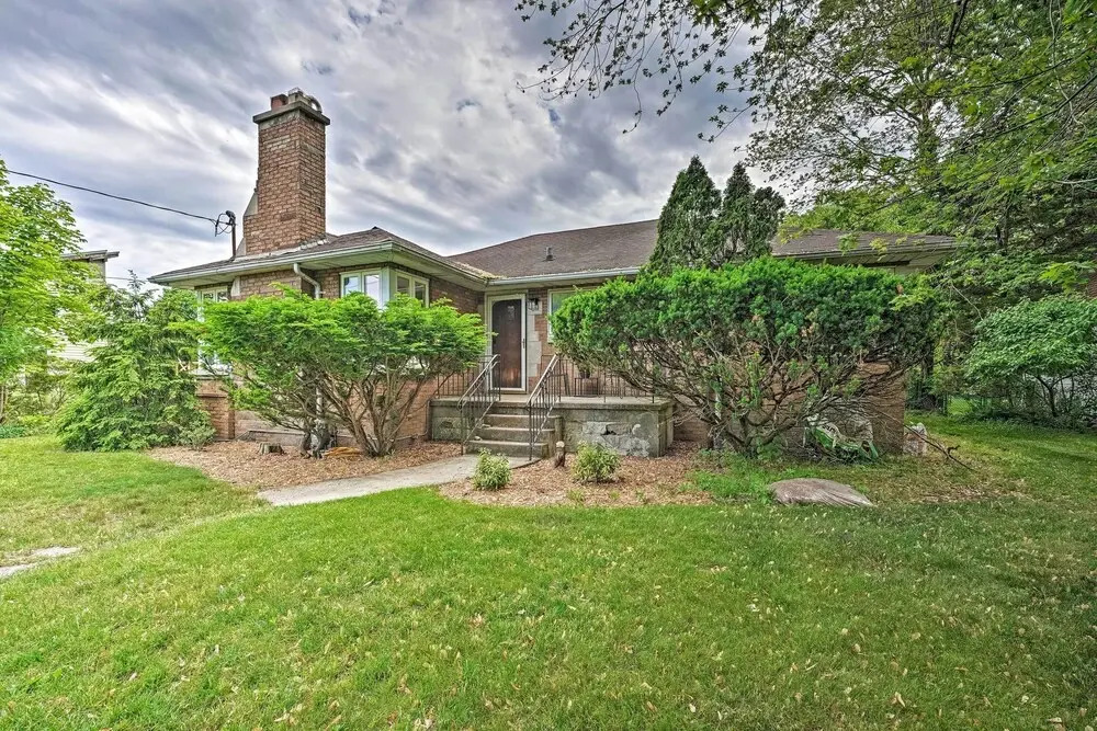 Lake Michigan Hideaway: Pool, Steps to Beach!