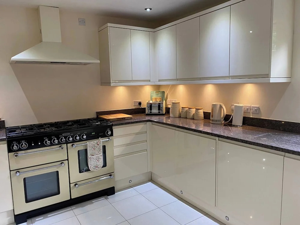 4 BR & 2 Bathroom House Parking Garden St Neots Town Centre
