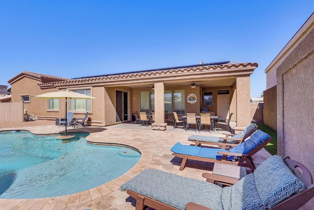 Ultimate Havasu Escape: Spacious 4BR 2 King Suites
