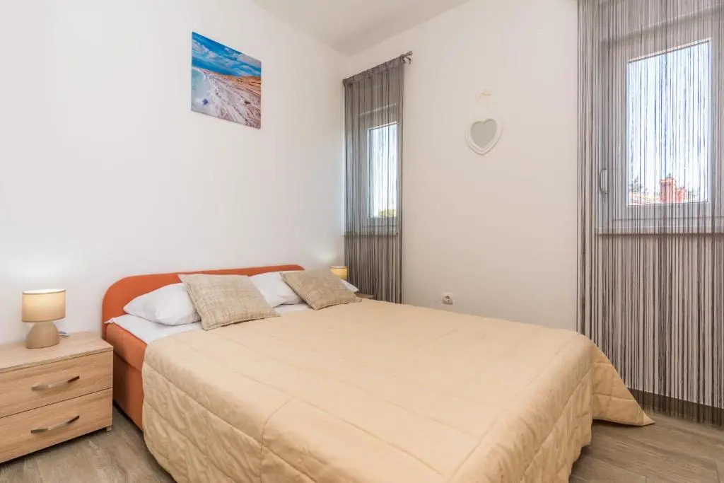 Pasko 2 modern furnished ap for 7
