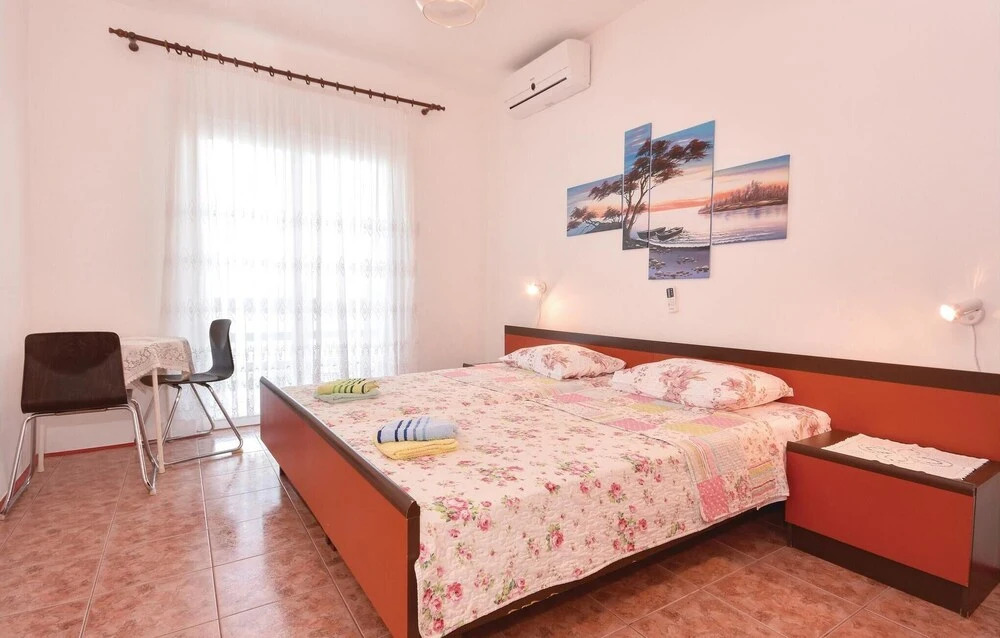 Nice Home in Slatine with Hot Tub, WiFi & 6 Bedrooms