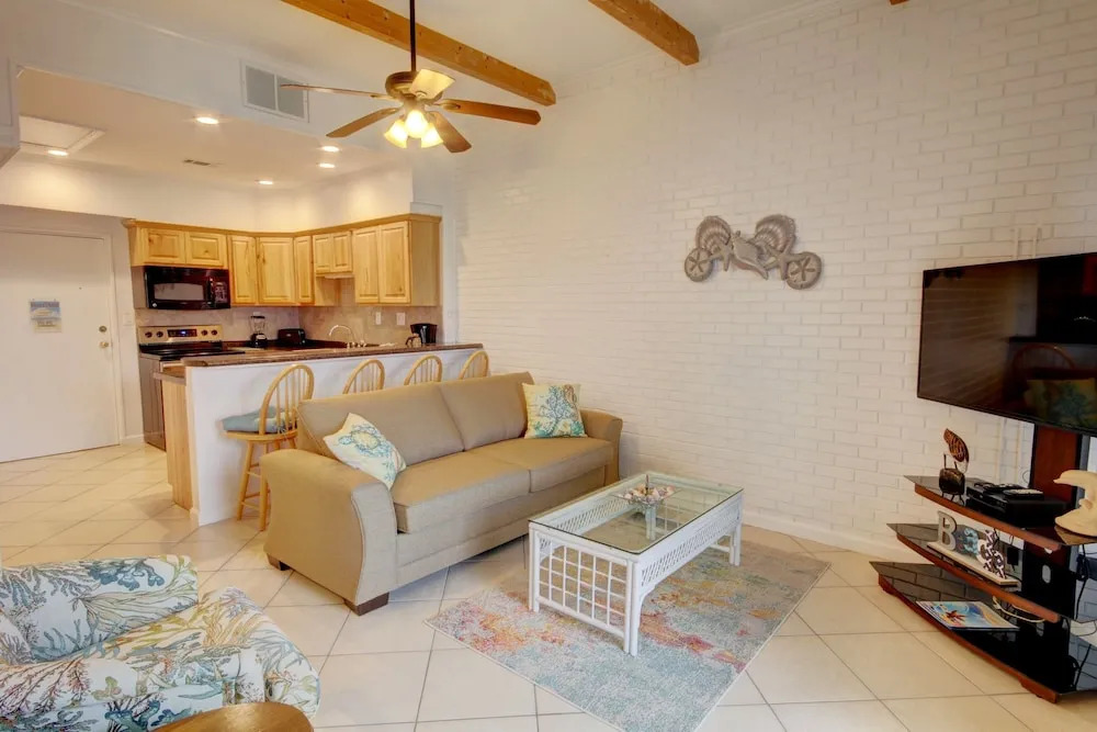 627 El Matador Condo by RedAwning
