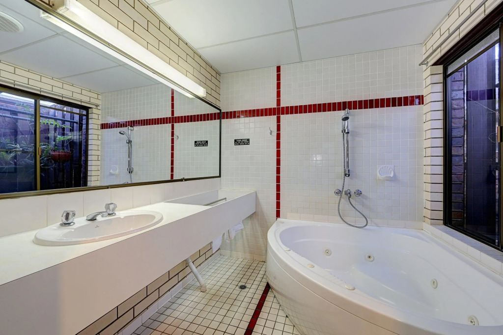 Chalet Motor Inn