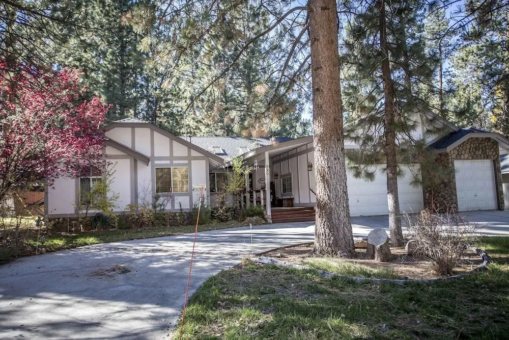 Majestic Pines - 3 Br home by RedAwning
