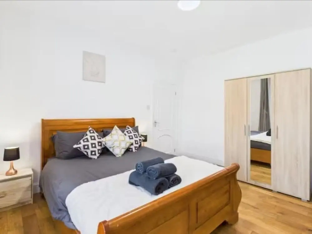 4BR London Home Piccadilly Line Sleeps 9