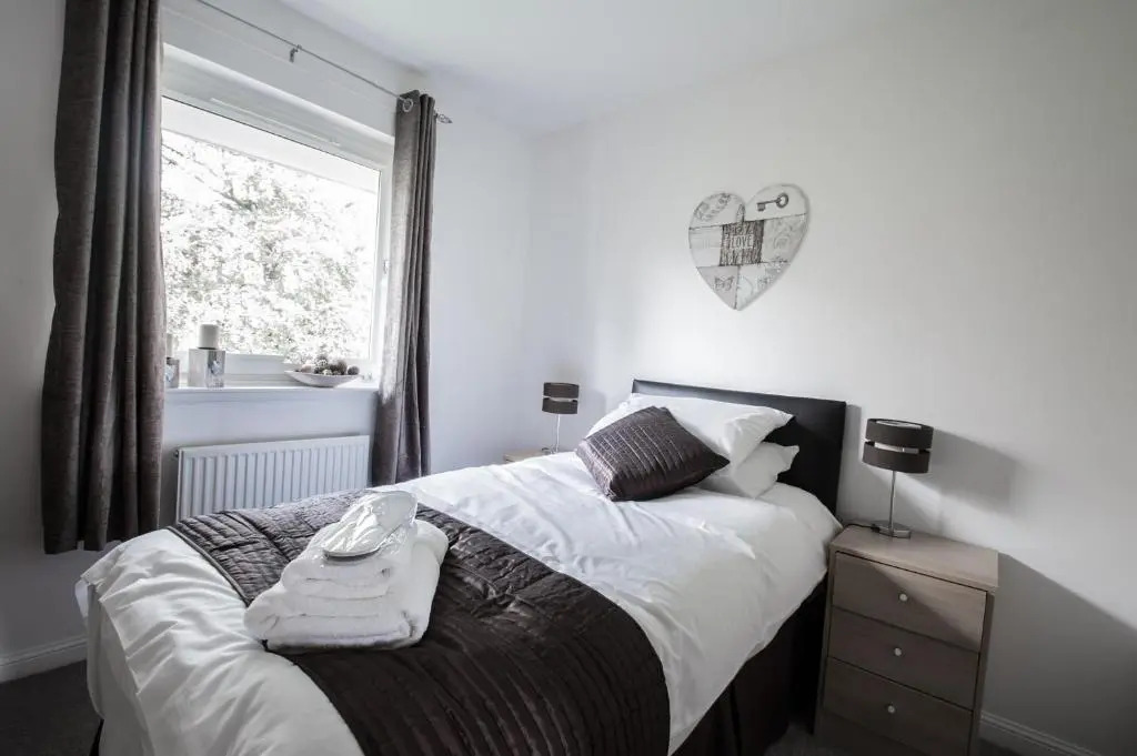 Orange Town House - Shaw Road, Only 6 Minutes to City Centre
