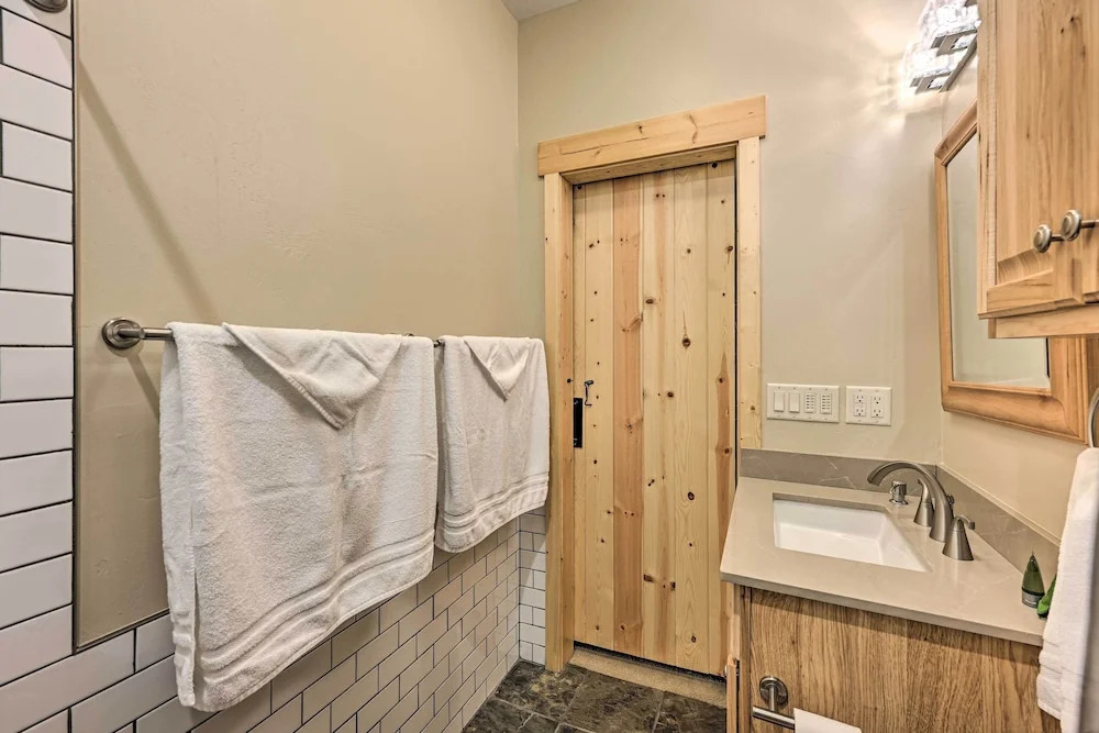 Cozy Condo w/ View, Walk to Steamboat Ski Resort!