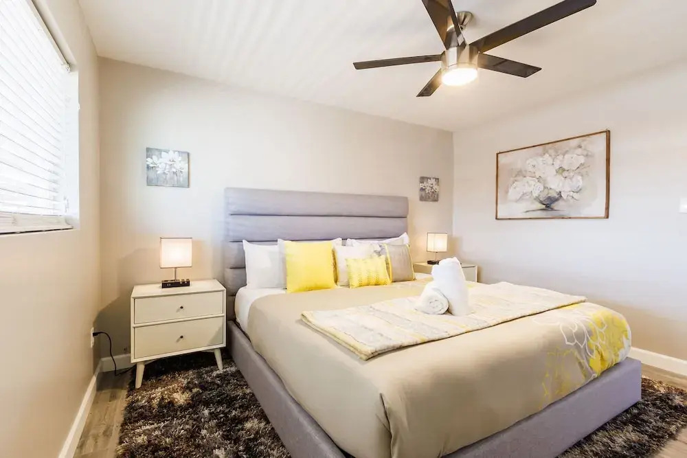 4BR Sleeps 8 Heated Pool Yard Games Bbq!