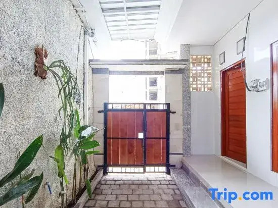 Widi Guest House near GWK Mitra RedDoorz