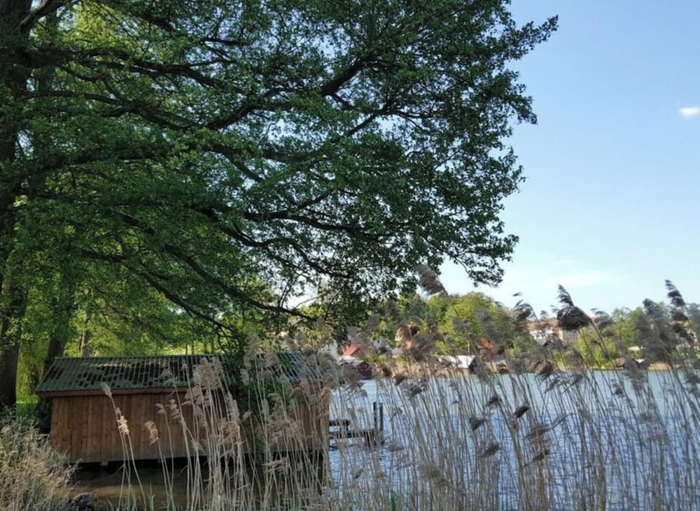 Large Haussee Modern Retreat