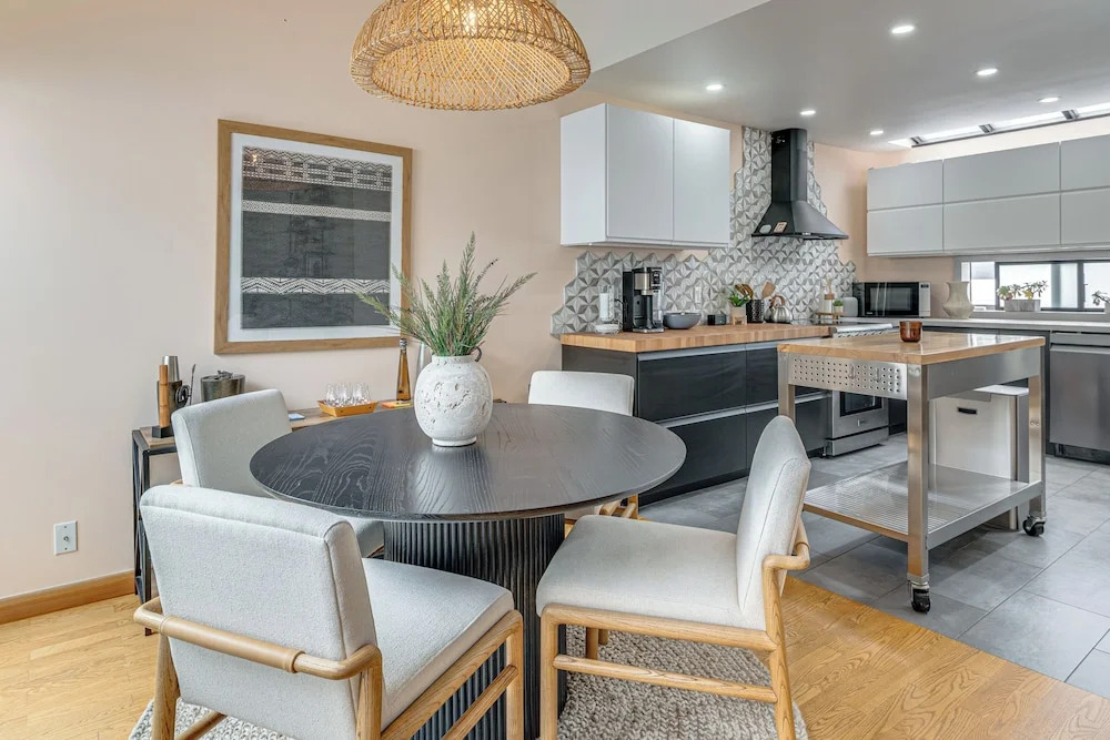 Walk to Venice Beach! Couples Apt w/ Rooftop Deck