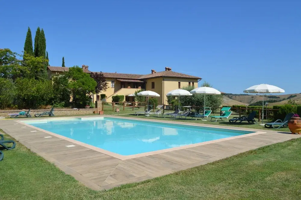 Large Apartment With Shared Swimming Pool in Crete Senesi