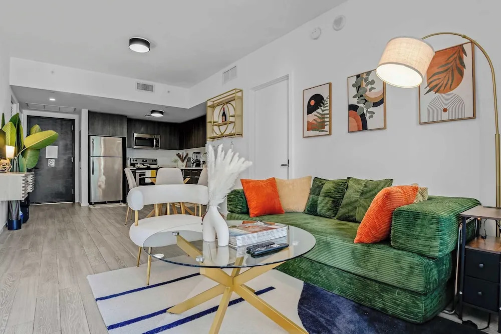 Downtown Miami 2BR Skyline Bay View Balcony Corner Suite Luxepad