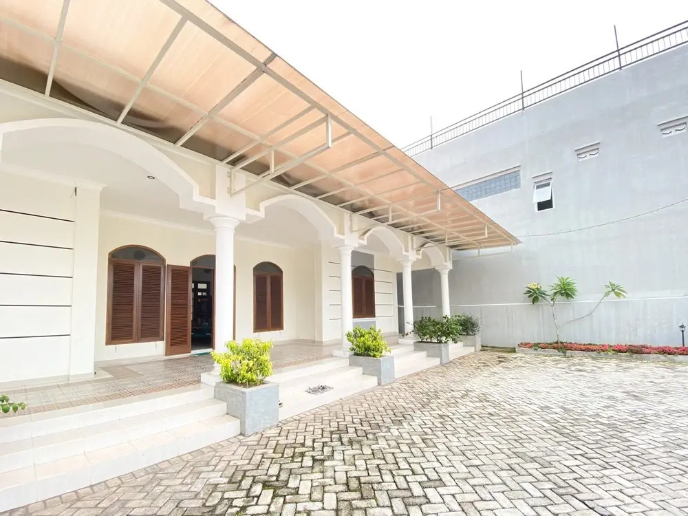 Urbanview Raden Mansion Jember