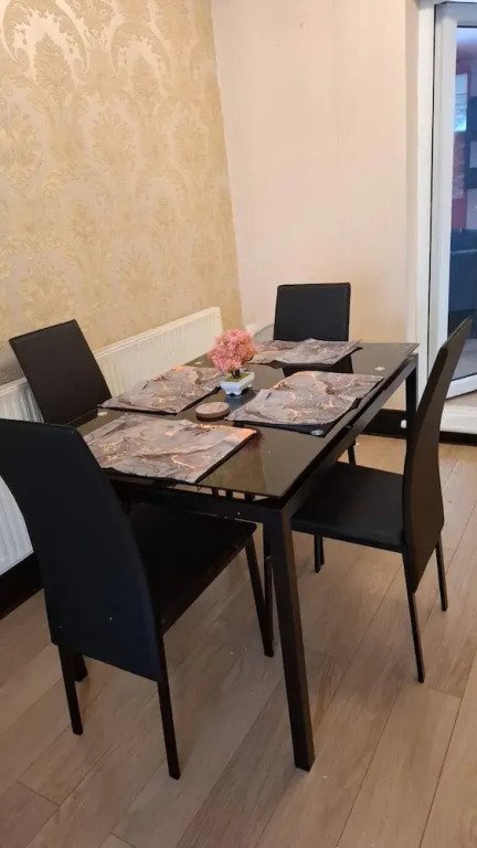 Spacious 3 Bed 2 Baths Free Wifi Central Location