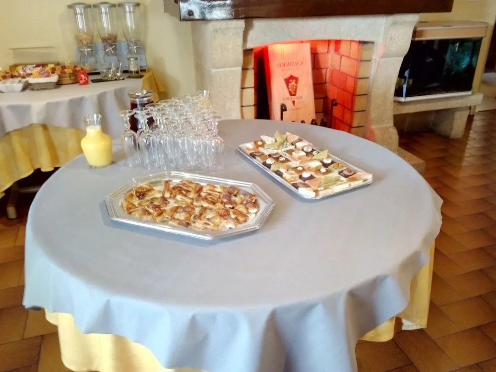 Logis Hotel Des Voyageurs Restaurant La Bonne TablHay