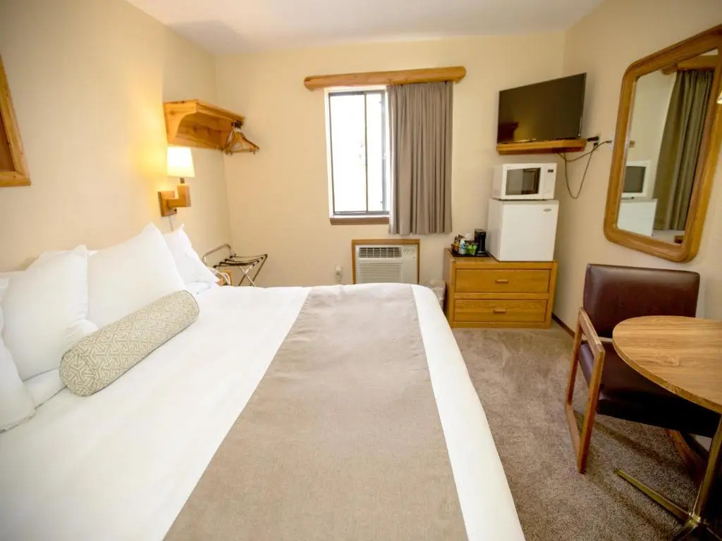Beartooth Hideaway Inn & Cabins