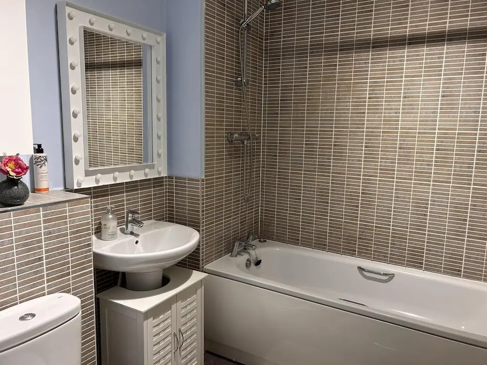 2 Bed End Terrace M4 M25 Heathrow Windsor & London