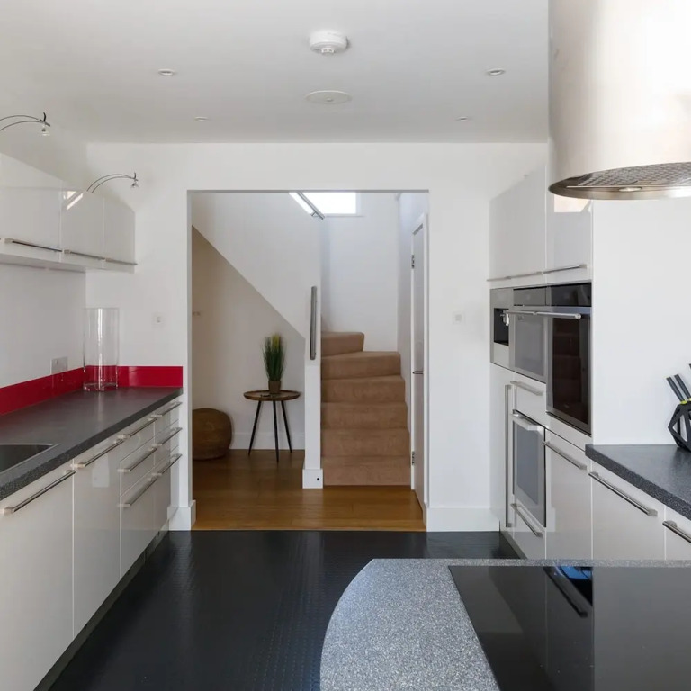 Gorgeous home for 12 - Walk to Beach - Sea View