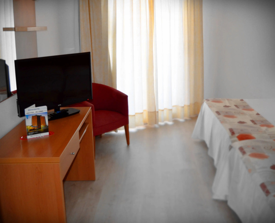 Hotel Alone