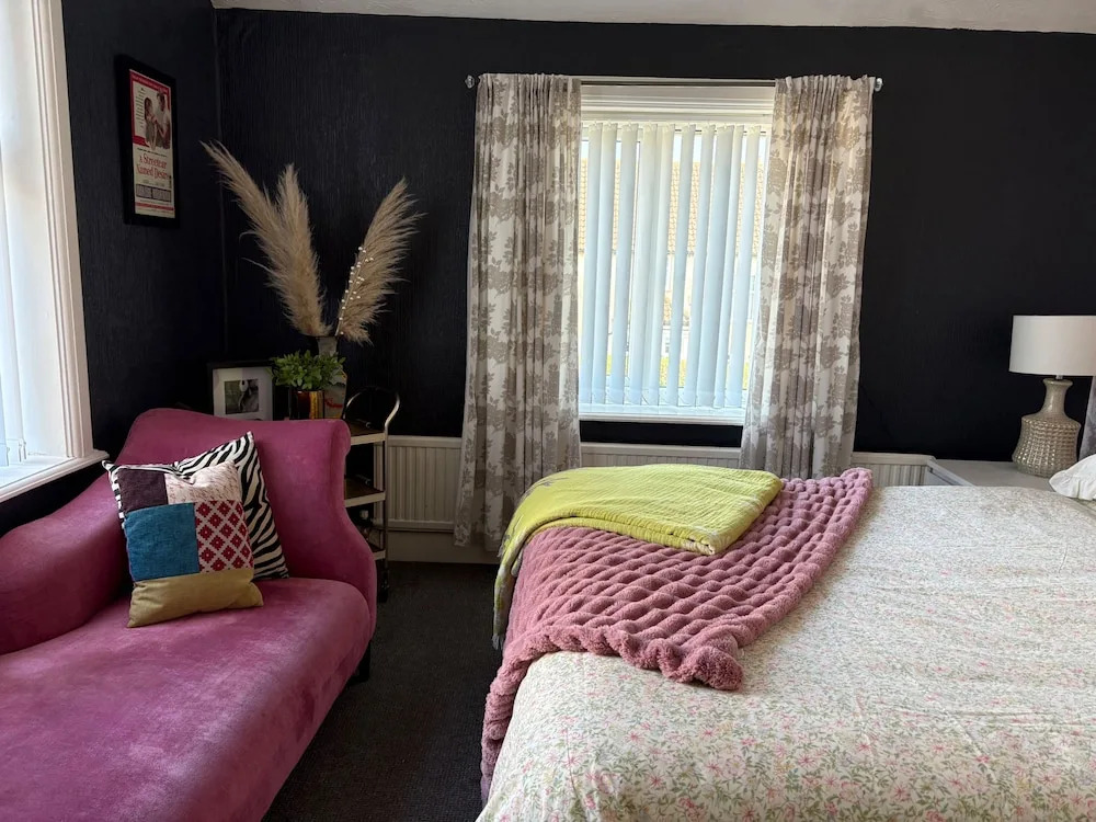 5 Bed Villa - Sleeps 10 - Pets - Garden - Parking