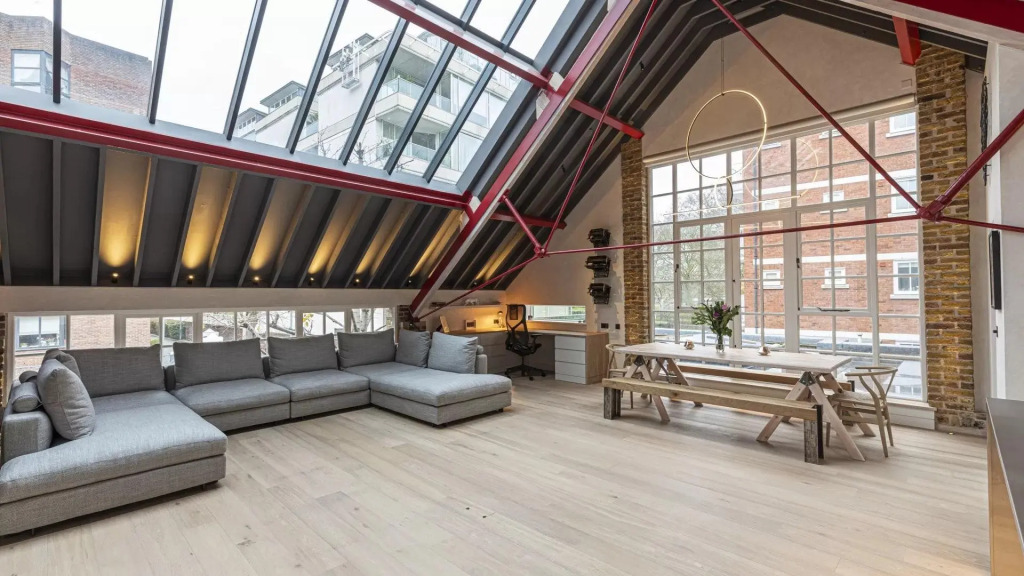 Stylish 2-bed loft apartment near Battersea Park, South London