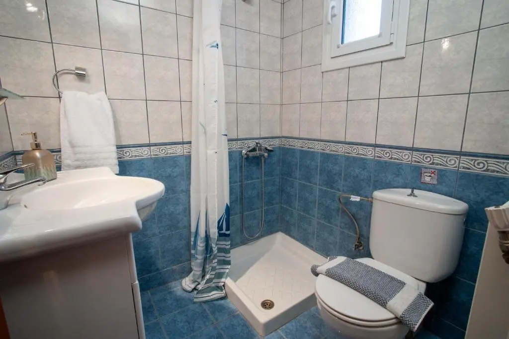 Private 6-bdrm Villa with garden 150m to beach