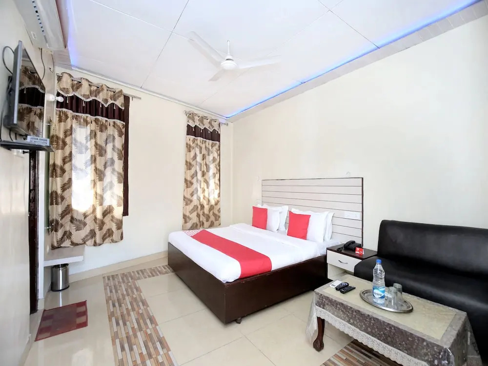 OYO 11595 Hotel Roxy