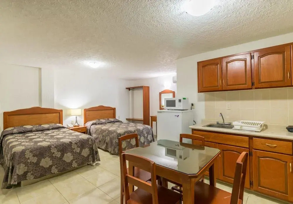Suites Poliforum Inn
