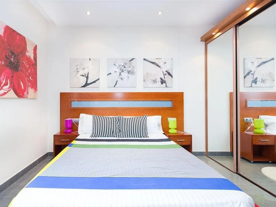 AinB Universitat Apartments