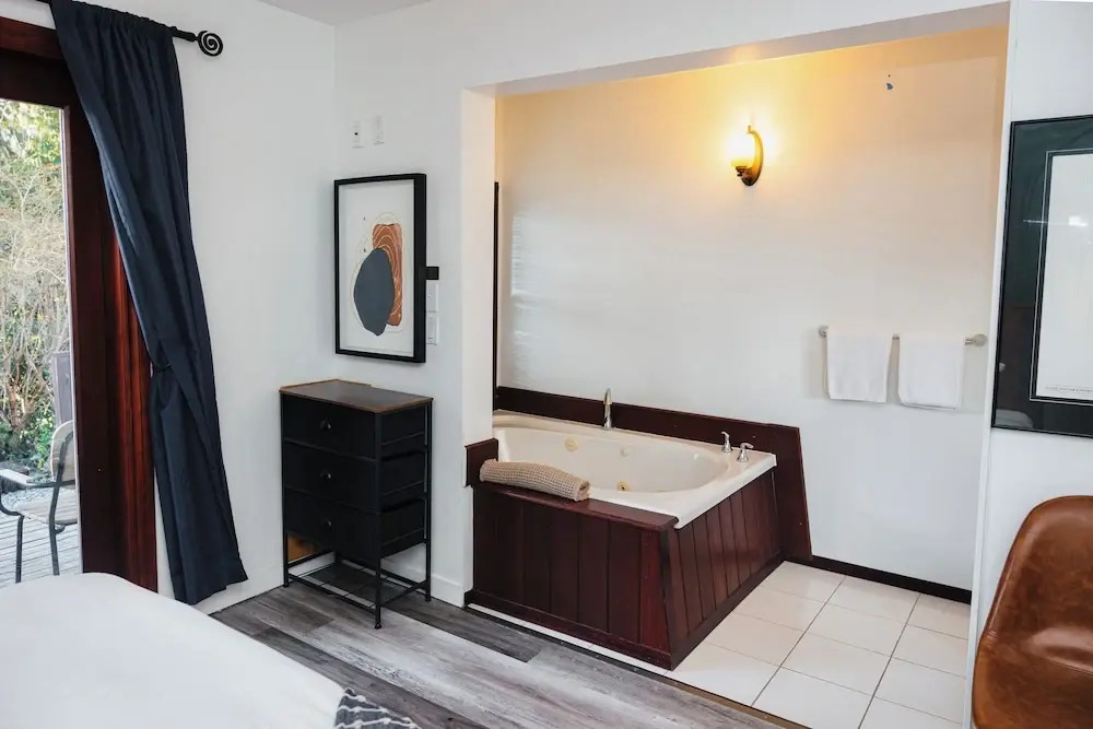 Tofino Oceanfront Hotel Suite 3