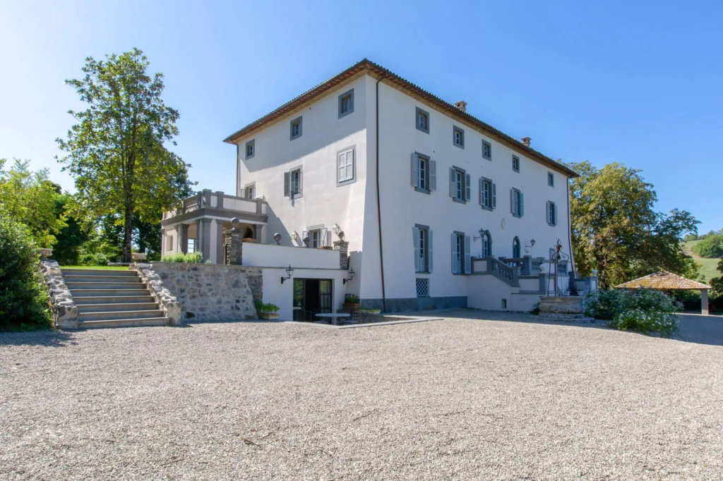 As soon as you have passed the gates of the majestic avenue of Borgo Poggio Amante until you arrive-Borgo Poggio Amante