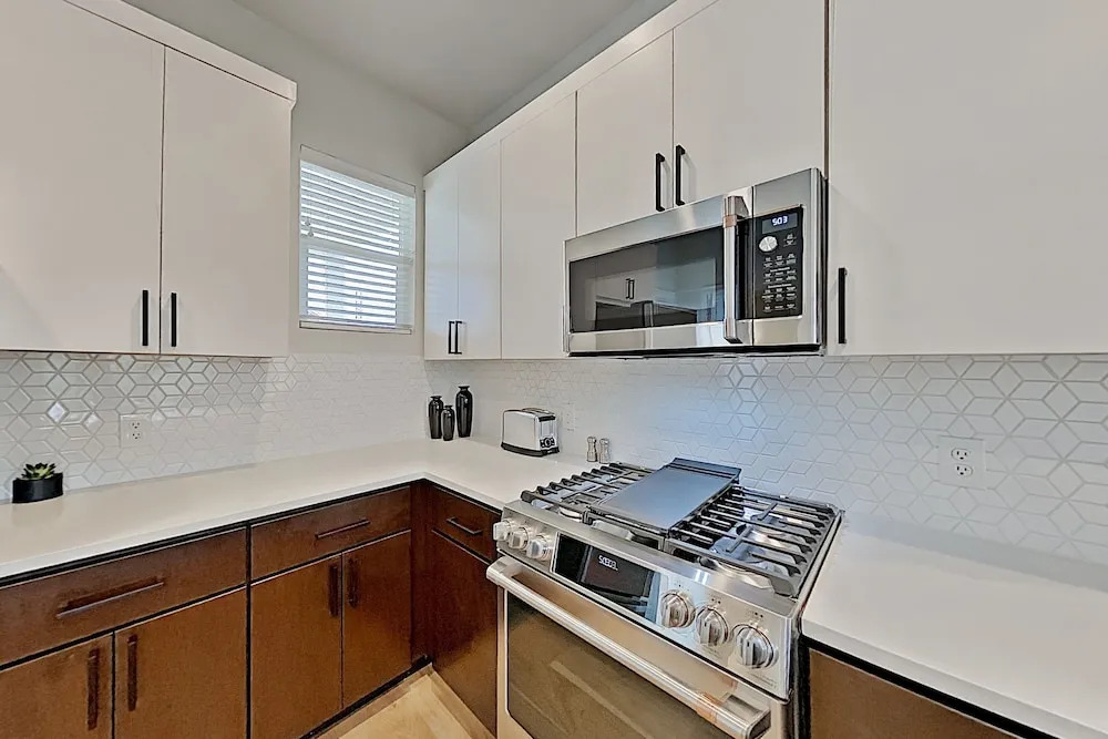 Lavish Eastside W/ Private Rooftop Deck 2 Bedroom Condo