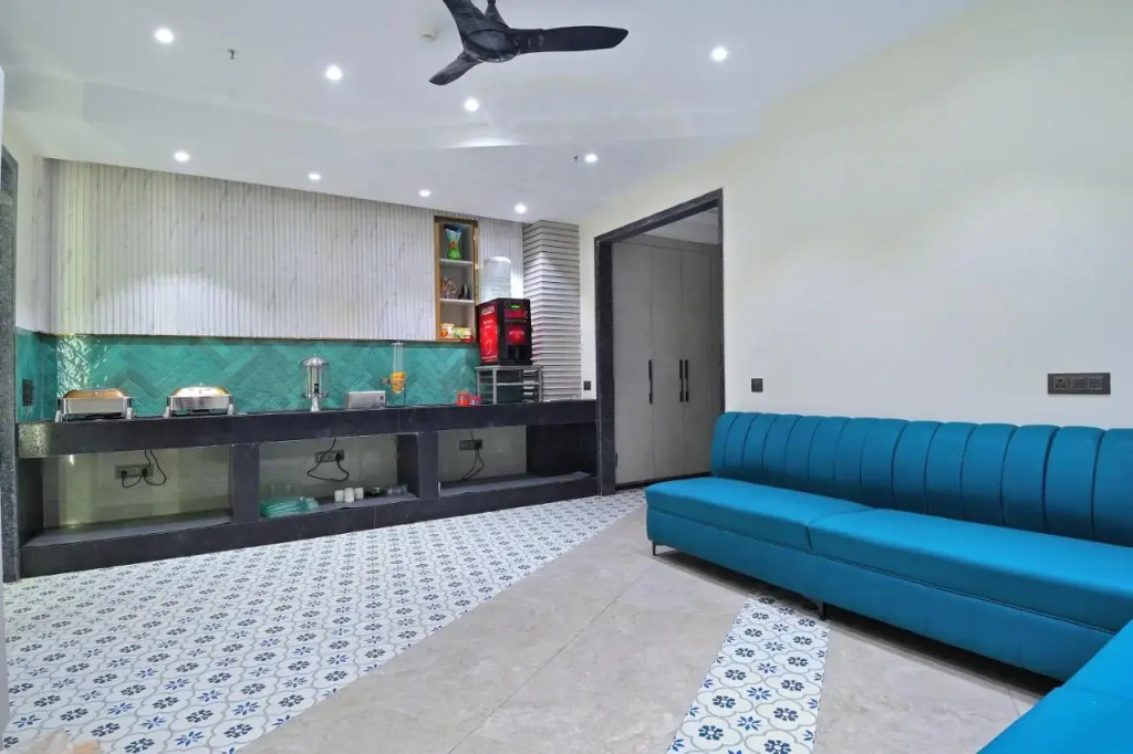 HOTEL UPTOWN - Luxury Restaurant & Rooftop Near Connaught Place