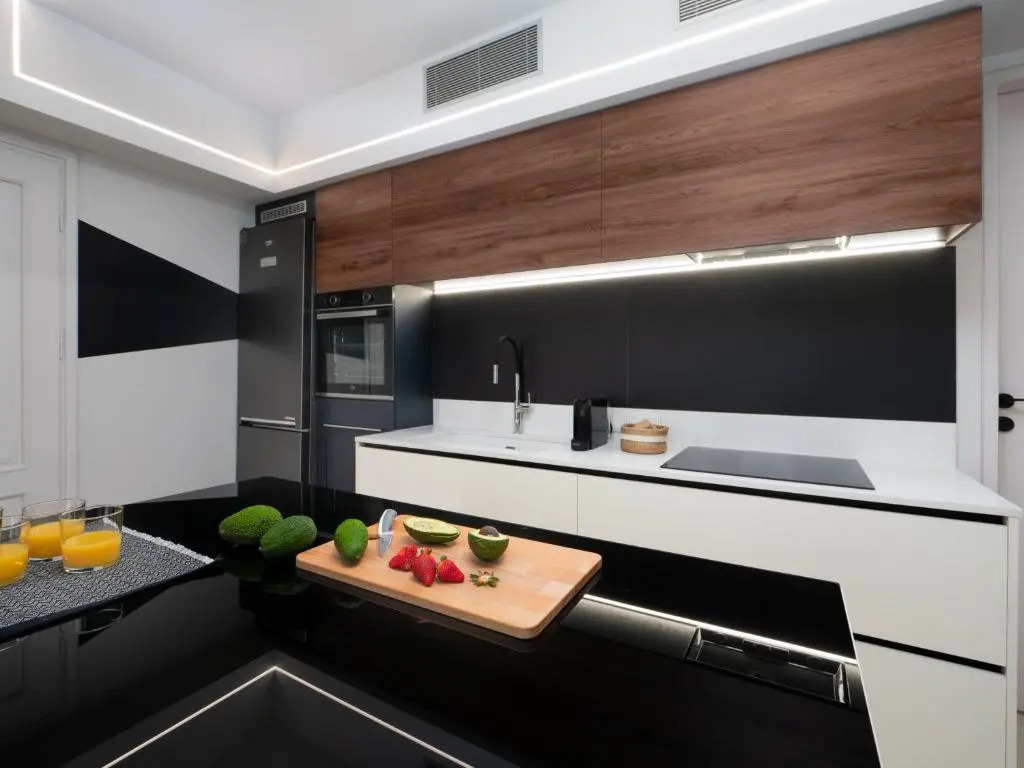 The H Experience - Stylish 2BD apt with balcony in Heraklion center