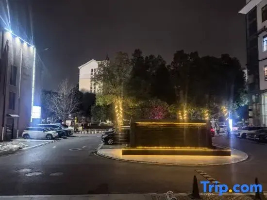 James Joyce Coffetel (Wuhan University of Science and TechnologJiayuan Road Subway Station)