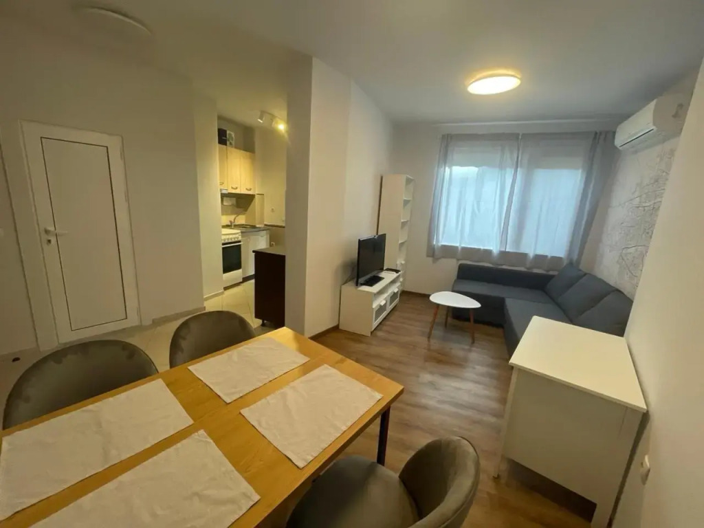 Top Center 2-BR Apartment with lovely Outdoor Area