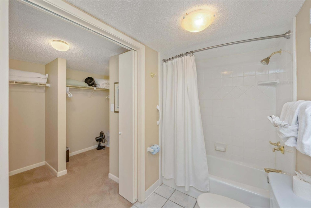 Shoreline Towers 1055 2 Bedroom Condo