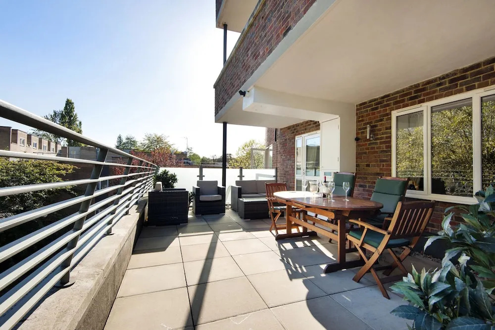 Prestigious Putney home by the River Thames