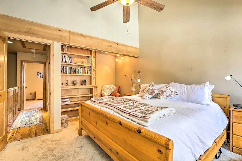 7 Mi to Ski: Waterfront Townhome in Frisco!