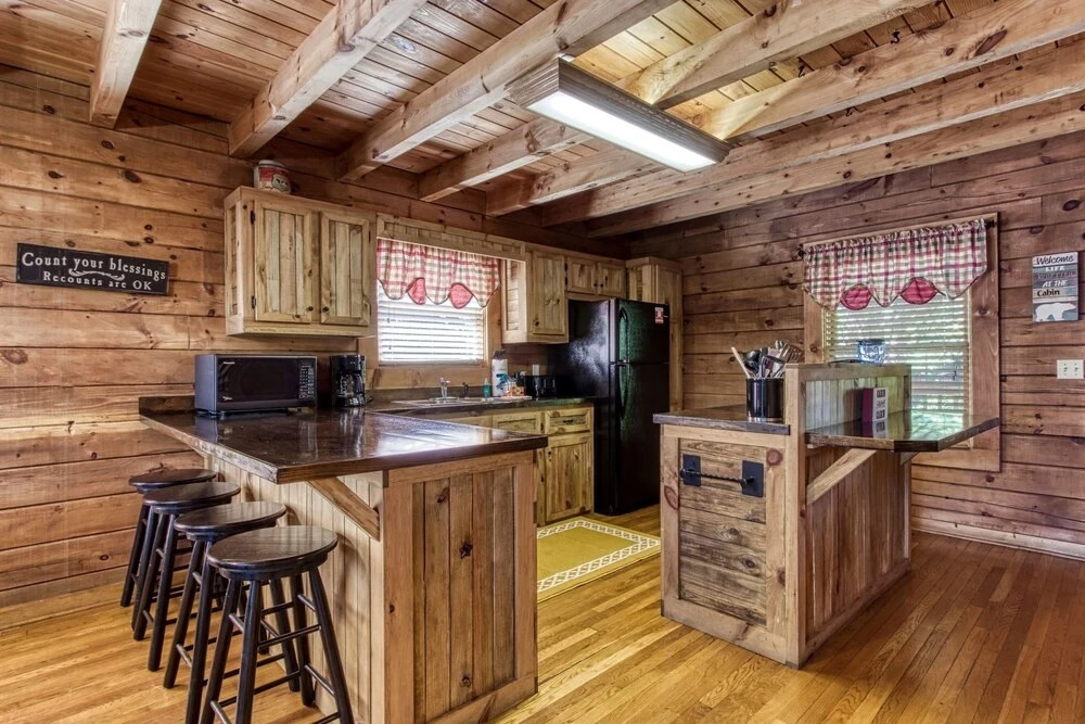 ER1 - Smoky Mountain Escape Great location - Close to town! cabin