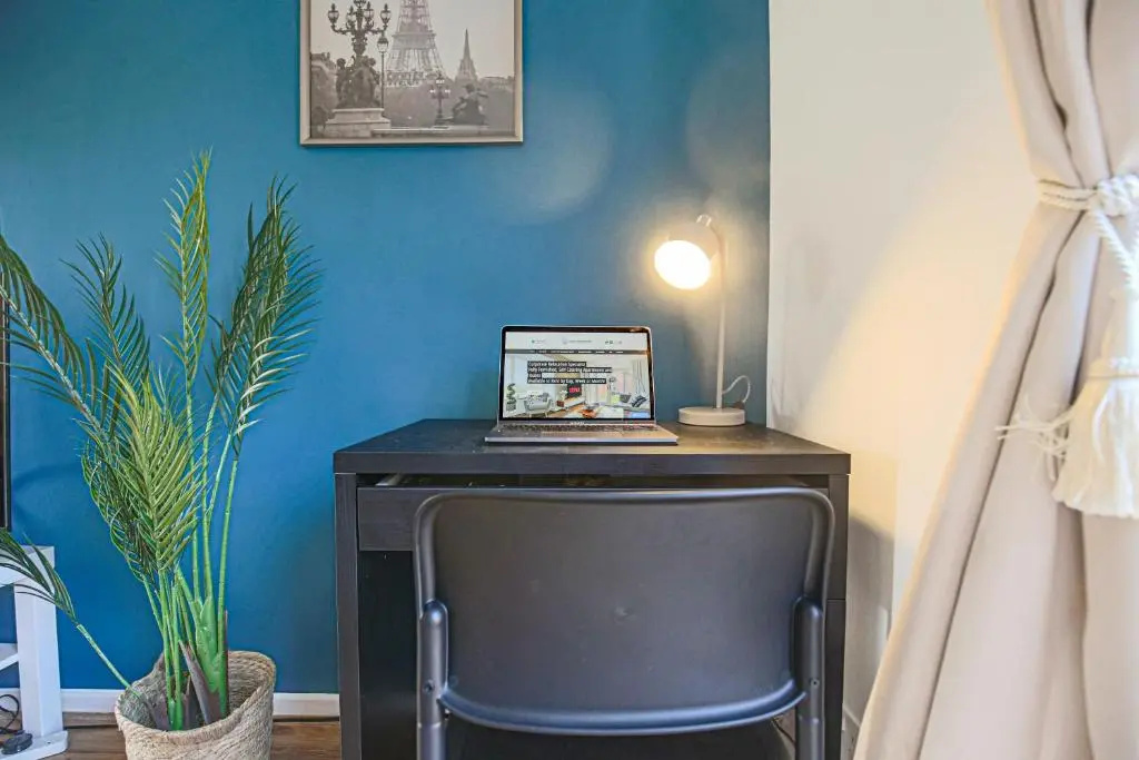 Cosy House - 7 minutes drive to City Centre - Fast Wifi, Smart TV with Netflix, Free Parking and Private Garden by Yoko Property