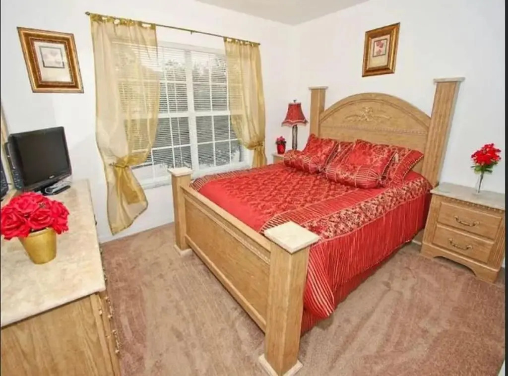 7 Bedroom, 4.5 Bath & Enclosed Pool. Lake View and 3 Miles to Disney!